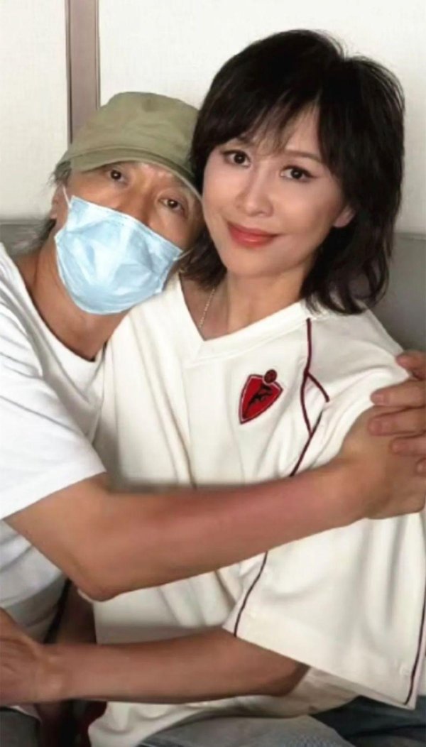 佳荣网配 刘嘉玲晒和周星驰合影，或客串星爷《女足》，一代喜剧之王63岁了